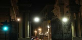 Hombre irrumpe en el Vaticano con su auto a toda velocidad