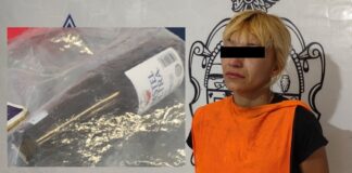 Con botella de vidrio corta cuello y tórax a su pareja