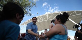 Entrega alcalde domo construido con recursos del Presupuesto Participativo