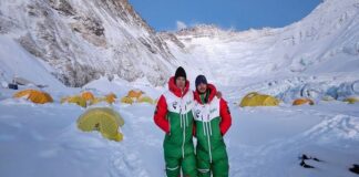 Padre e hijo mexicanos suben juntos al Everest