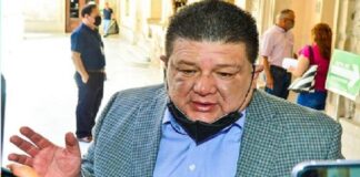 DESENTUERTOS: SE ENREDA JÁUREGUI EN LA BANDERA COMO NIÑO HÉROE