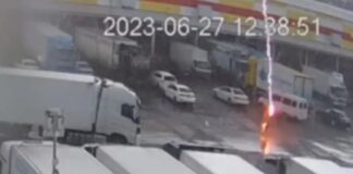 Rayo mata a un ruso que caminaba bajo la lluvia; difunden video en redes