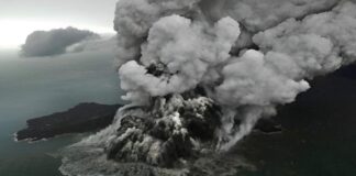 Volcán Anak Krakatoa de Indonesia entra en erupción