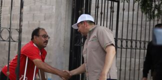 Entregan despensas y juguetes en calles de la colonia Praderas del Pacífico