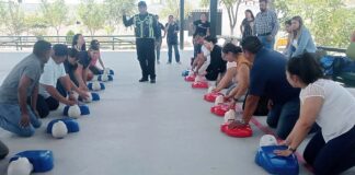 Enseñan primeros auxilios a maestros y padres de familia