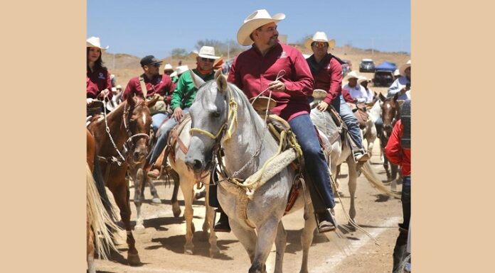 Acude alcalde al final de la Cabalgata Villista; 8 jinetes recorrieron a cuaco los 600 km