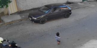 Vídeo: Mamá se distrae con el teléfono y atropellan a su hijo