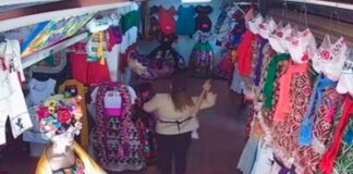 Vídeo: Mujer golpea con un bat a abuelita en Michoacán