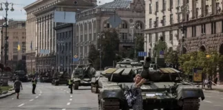 Ucrania celebra su Día de Independencia con desfile de tanques rusos calcinados