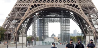 En París, desalojan la Torre Eiffel por amenaza de bomba