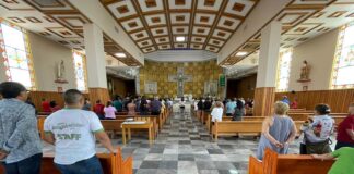 Celebran misa por aniversario luctuoso de Juan Gabriel