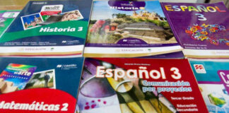 Piden a padres devolver libros