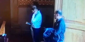 Abuelito roba bolsa a mujer dentro de una iglesia en Querétaro