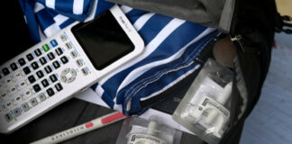 Jóvenes cargan antídoto en sus mochilas ante crisis de fentanilo en EU