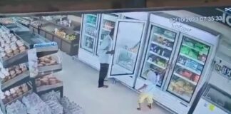 Descuida a su hija en el super y se queda ‘pegada’ a la puerta del refrigerador