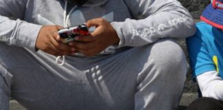 Niño se suicida porque su mamá le pidió que compartiera el celular con sus primos