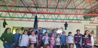 Entrega Desarrollo Social mochilas con útiles escolares a pueblos originarios