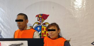 Detienen a pareja sentimental en posesión de un revólver y cristal