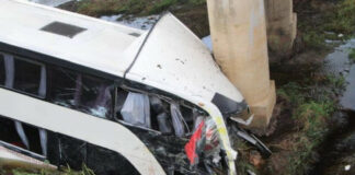 Autobús cae de un puente en la autopista La Tinaja-Acayucan
