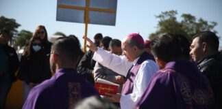 Presidente Municipal acude a dejar una ofrenda floral a la fosa común