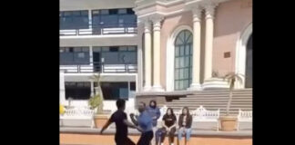 Video: Estudiante agrede a una joven, su padre le reclama y el chamaco lo tunde a patadas