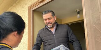 Diputado Piñón apoya a familias de colonias de Parral
