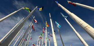 Instala Servicios Públicos banderas del monumento de Las Américas