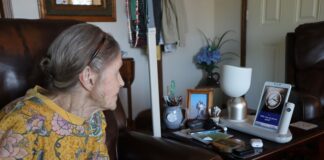 Robot que habla ayuda a abuelitos a combatir la soledad con la compañía de la IA