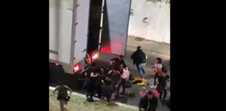 VIDEO: Abandonan tráiler con migrantes; corren para no ser detenidos en Oaxaca