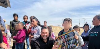 Entrega diputado Édgar Piñón juguetes y paquetes alimenticios