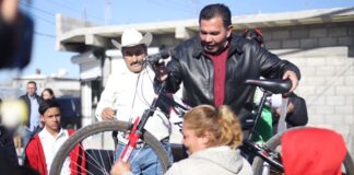 Yonkeros entregan juguetes gratis; alcalde los acompaña