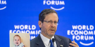Denuncian al presidente de Israel mientras acude a Davos