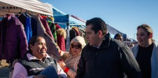 Entrega Roberto Carreón cobijas a familias en situación vulnerable