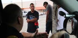 Revés a Greg Abbott: tribunal congela ley texana antimigrantes