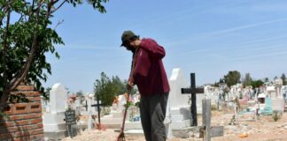 Por Día de las Madres limpian panteones municipales