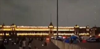 Con vallas metálicas, dividen Zócalo para separar ‘marea rosa’ de plantón de la CNTE