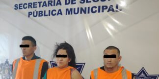 Arrestan a dos sujetos y una mujer en posesión de dos armas de fuego y cristal