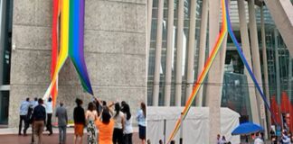 Sindicato quita bandera LGBT de edificio de Infonavit