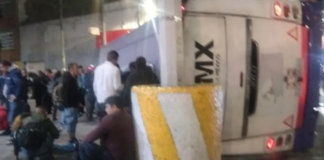 Vuelca camión de pasajeros en Calzada Ignacio Zaragoza; hay 40 lesionados