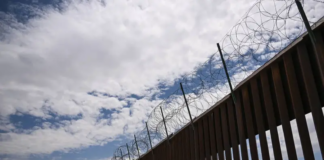 Texas refuerza frontera con otra barrera de alambre