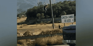Hombre ‘vuela’ en parapente y termina en un poste de luz