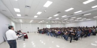 Entrega alcalde 500 becas de acceso a la universidad en el ITCJ