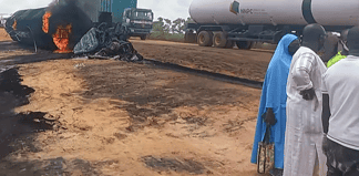 Video: Estalla camión cisterna al chocar con transporte de pasajeros; 59 muertos