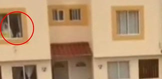 Video: Captan aterradora mujer vestida de novia en la ventana de una casa de Acapulco