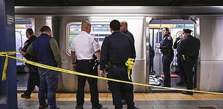 Detienen a una joven por estrellar un tren vacío en el metro de Nueva York