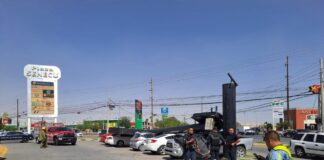 Desplome de espectacular afecta a cuatro vehículos en Plaza Senecú