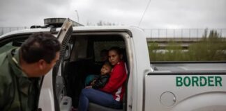 Alistan mega cárcel para migrantes en Texas que impulsan Trump y Abbot