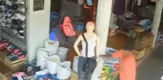 VIDEO: Ladrón intenta robar un maniquí al confundirlo con una persona