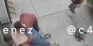 Video: ¡A escobazos! Novia e hija de hombre fallecido se pelean por herencia