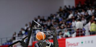 Video: Cuidado LeBron James, un robot basquetbolista logra récord Guinness